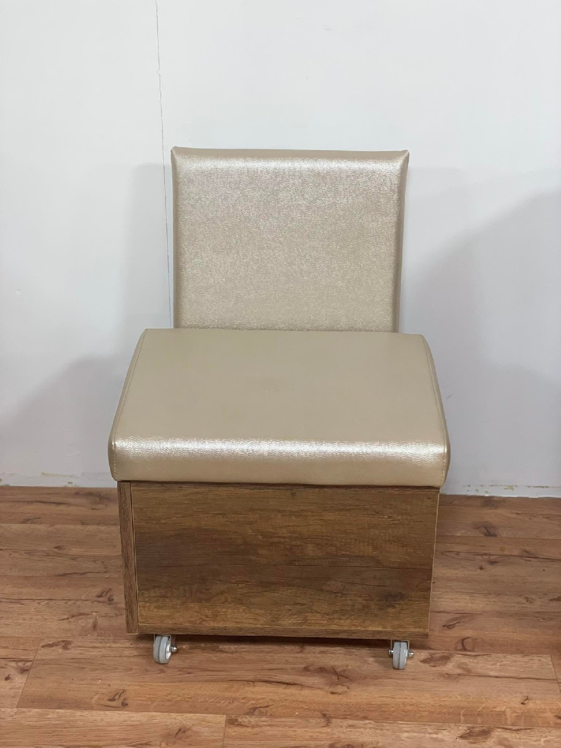 כיסא לפדיקוריסטית קטן עם מגירה אחת